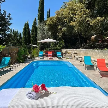 Les Horizons: Year-round Retreat With Heated Pool Near Center *