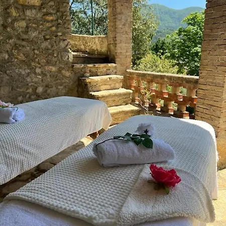 Les Horizons: Year-round Retreat With Heated Pool Near Center *